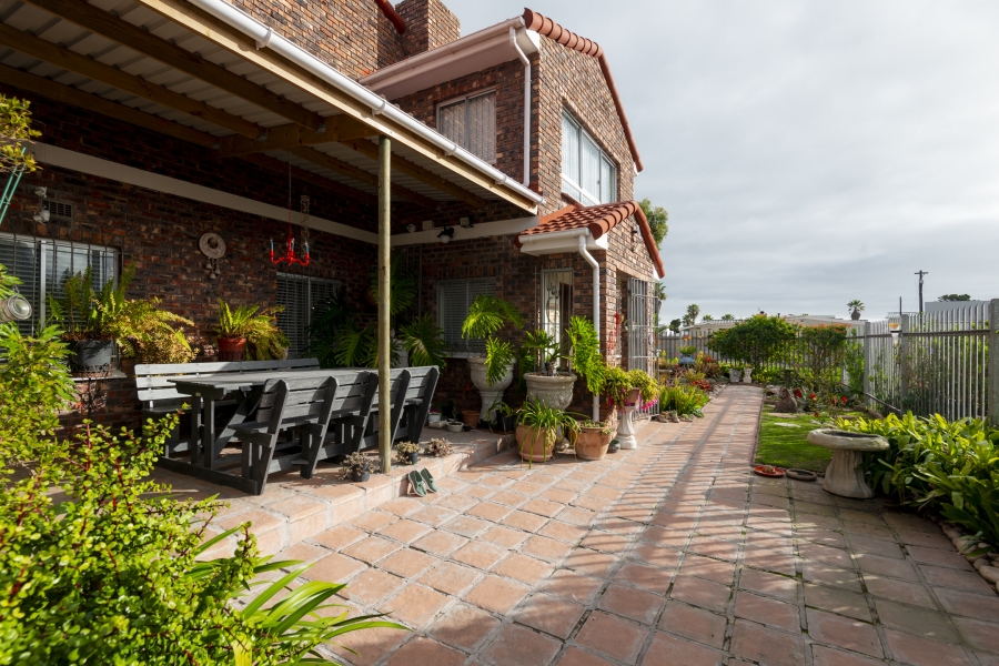 5 Bedroom Property for Sale in Middedorp Western Cape